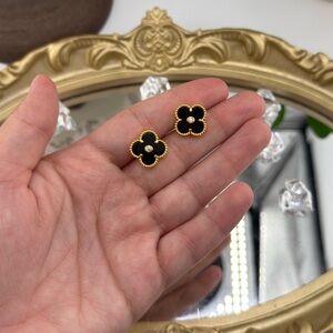 Lucky Alhambra Black Clover Stud Earrings with Logo – Elegant Everyday Luxury